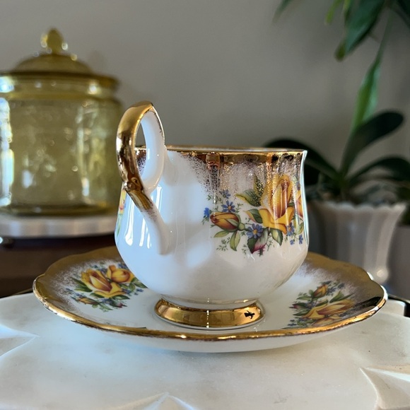 Vintage Elizabethan Gold + Yellow Floral England Fine Bone China Teacup + Saucer - Picture 4 of 13